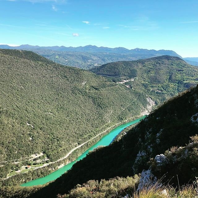 While staying in the Brda region, the Napa Valley of Slovenia, we visit an old WWI camp, dig into a hillside with a gorgeous view of the Soca river valley. A local character helps us relive some of the history.
#slovenia #travel #virtual travel #soča