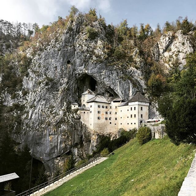 On the way to Ljubljana, we stop by a castle built into the side of a mountain and relive the Middle Ages. So fun!
#slovenia #tracel #castles #touring