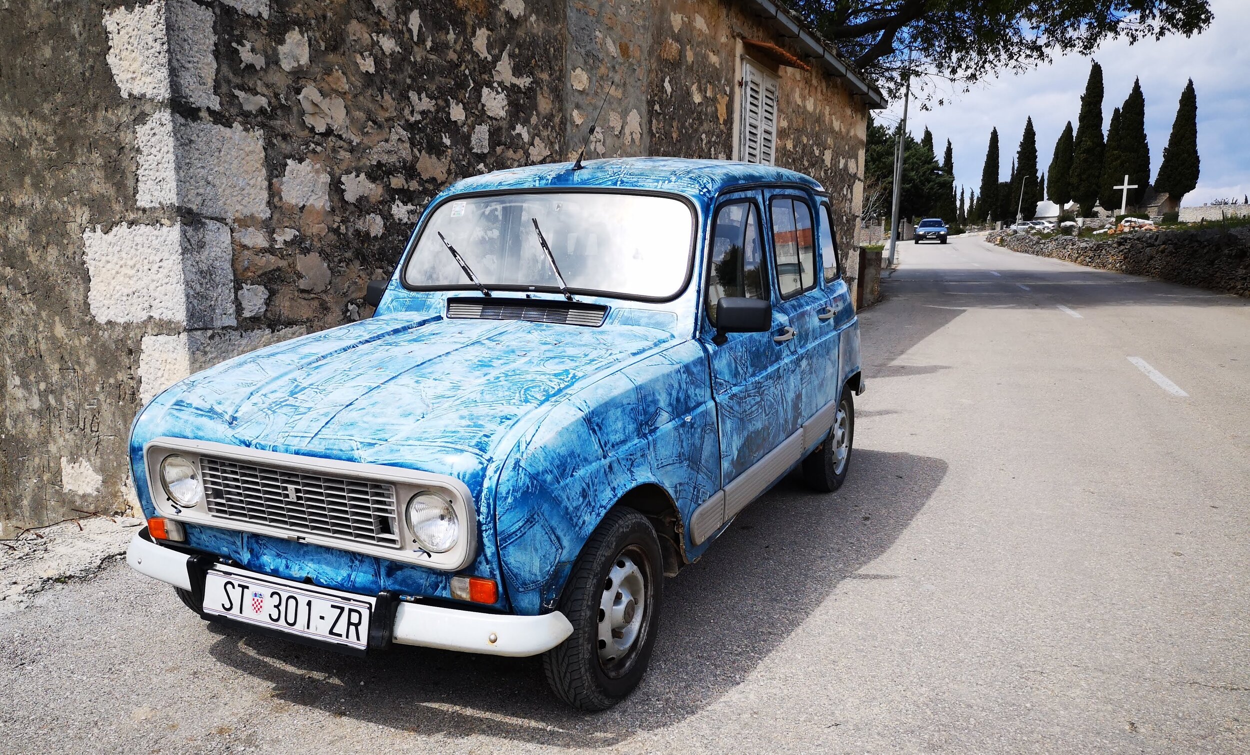 Old blue car Brac.jpg