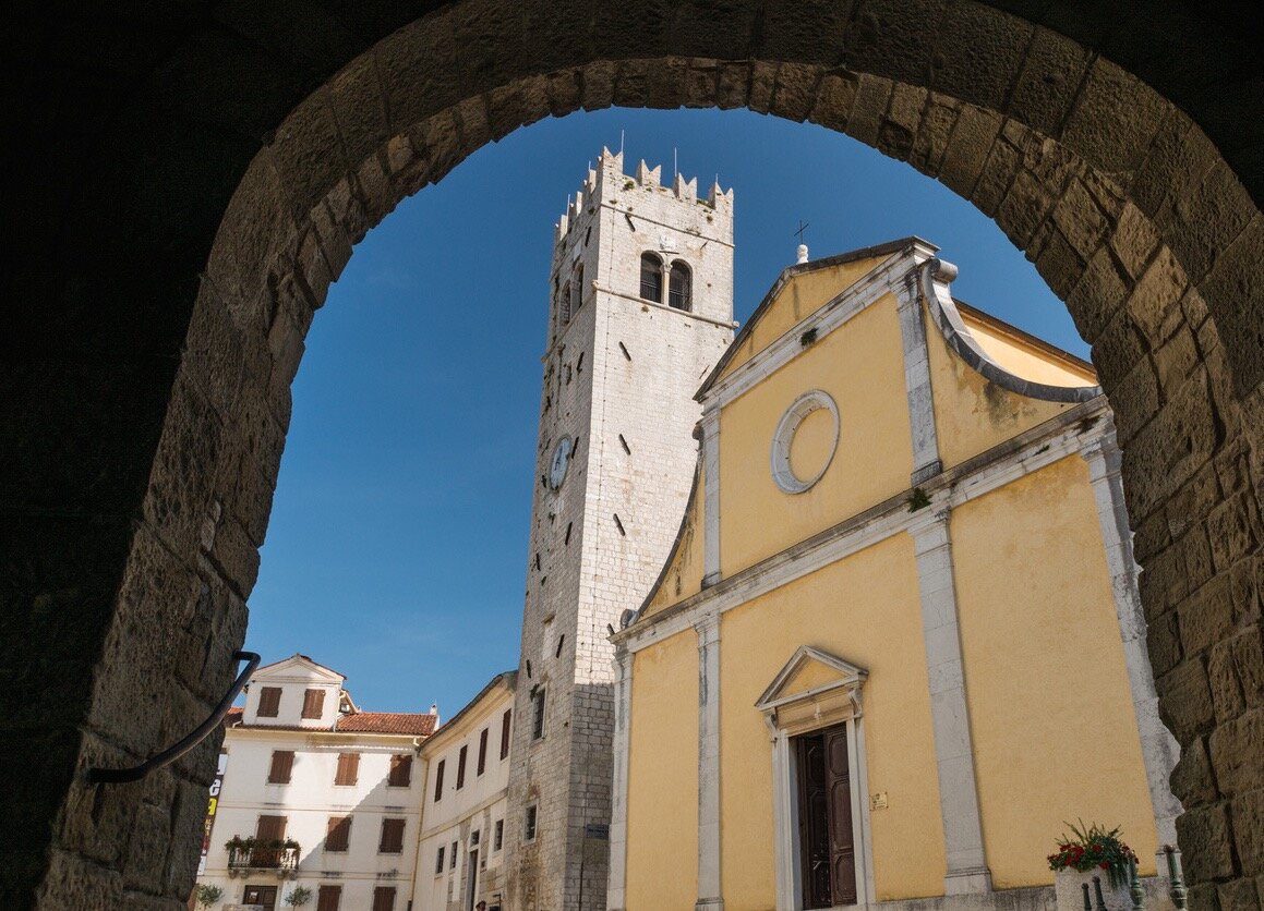 Archway in Motovun Istria.jpg