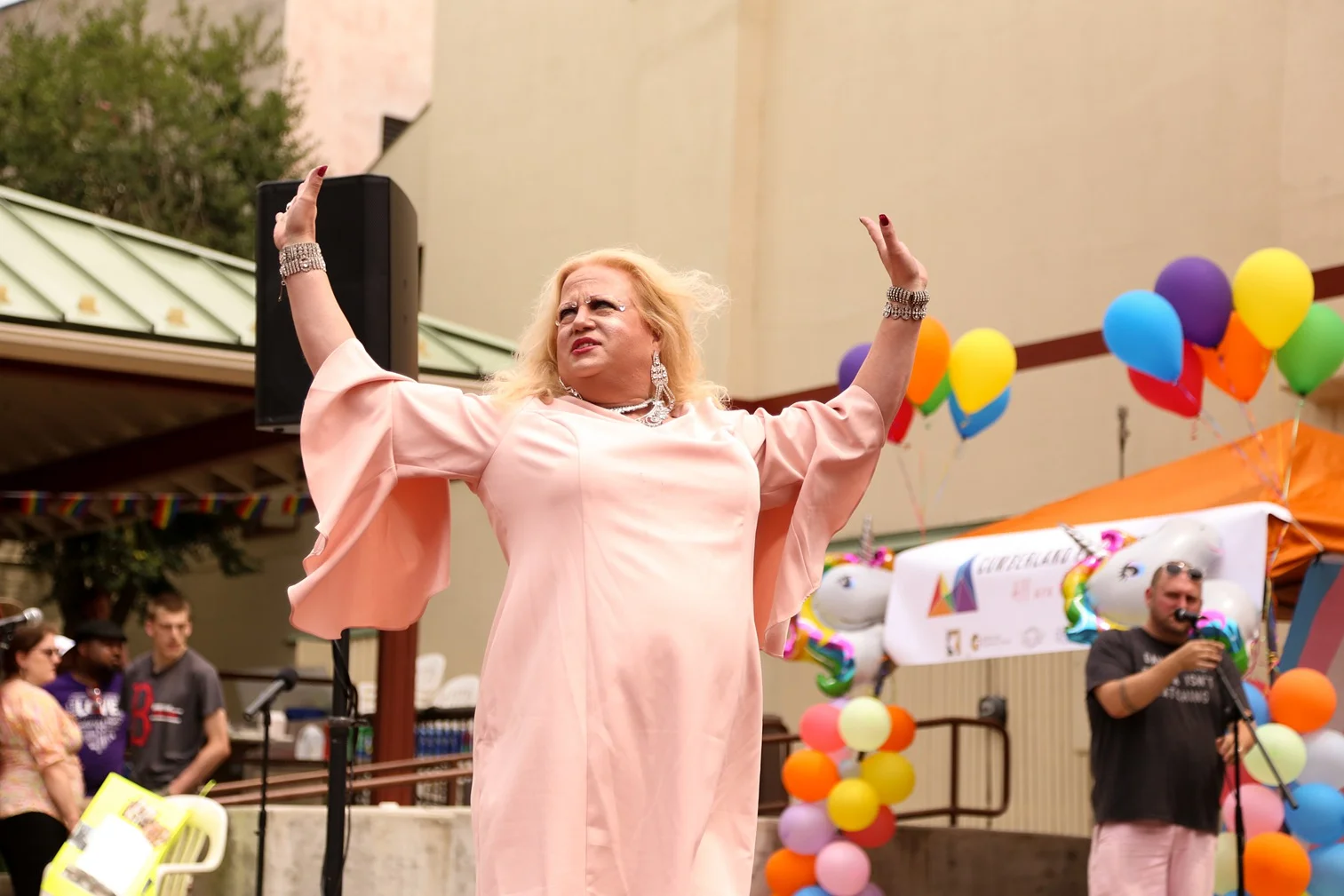 Pride2018_099_family peek.jpg