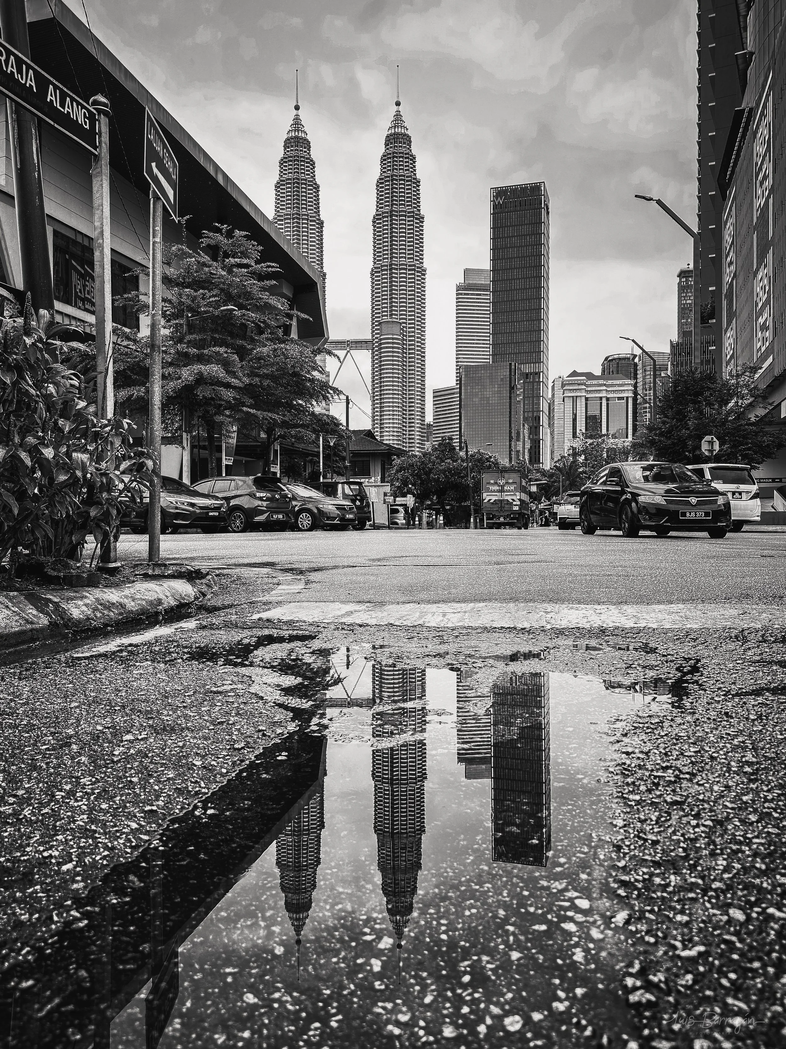 Las Torres Petronas en el horizonte de la ciudad tras una repentina lluvia