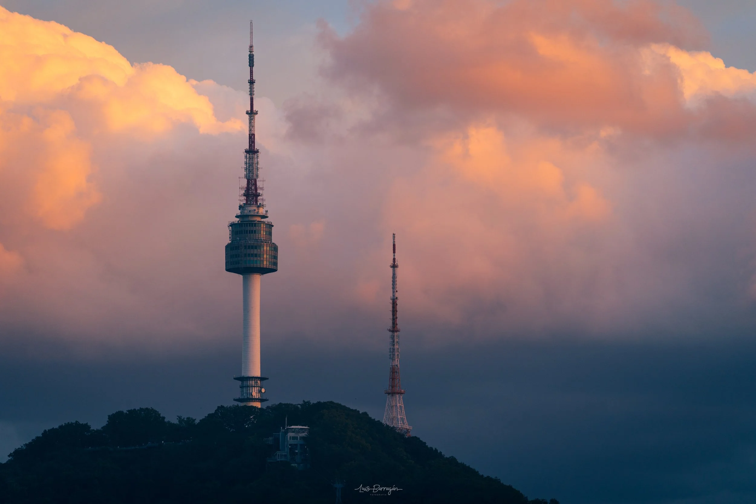 N-Seoul Tower al atardecer