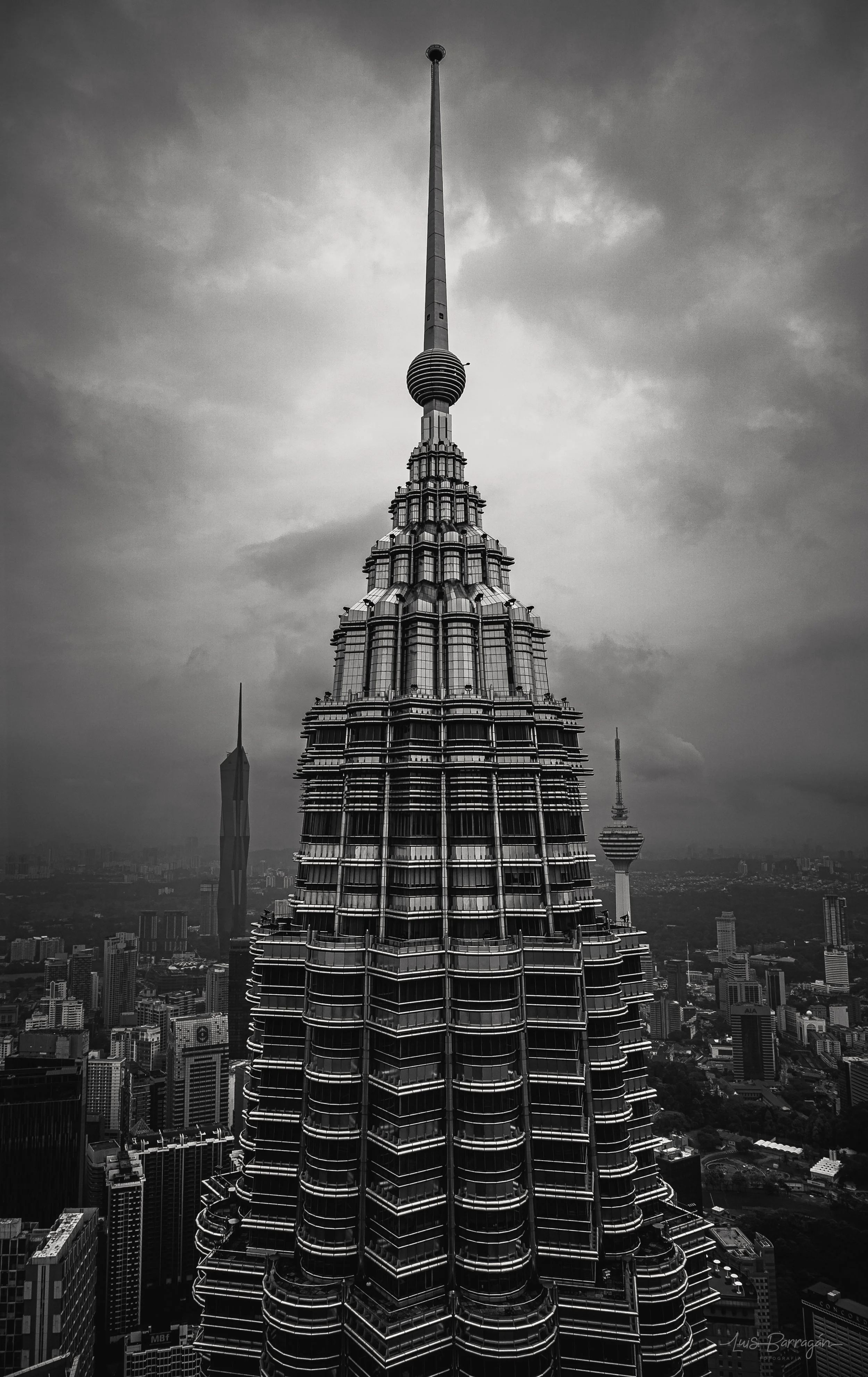 Tres de las torres más altas de Kuala Lumpur en una sola imagen. Torres Petronas en primer plano, Merdeka 118 a la izquierda y KL Tower a la derecha