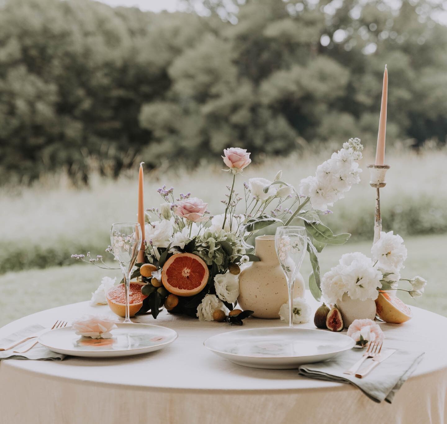 Christie &amp; Justin ✨ Sunset Supper details as featured in @whomagazine #TWSWedding

@christiehayes_ ❤️ @justincoombespearce 

Photography @poppypetersonweddings @poppypetersonphotography
Platter @platter_me_beautiful 
Florals @hayleycravigan_event