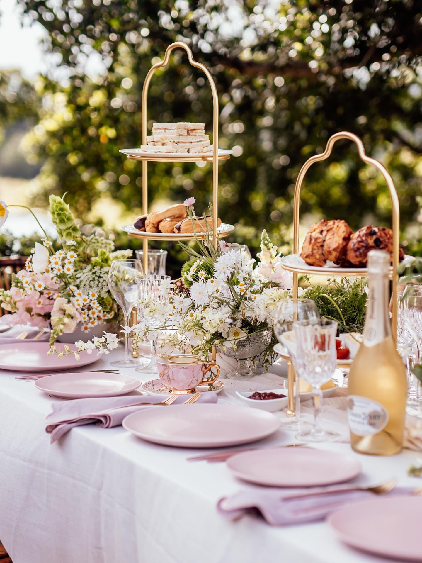 Bridal Brunch in the dreamiest locations #TWSConcierge

@the.brooklet 
@emma_wise_weddings 
@poppyandfernflowers 
@simply.seated