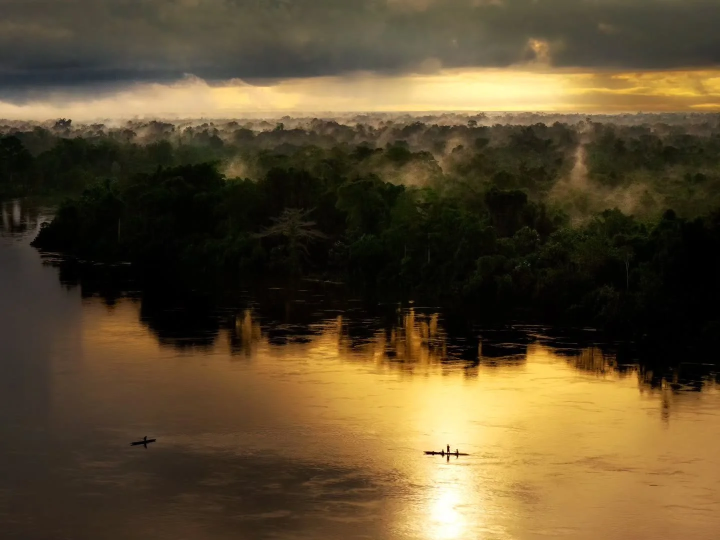 Sunrise and dugout canoes on the Karawari River, Papua New Guinea.

Such incredible scenes from our luxurious houseboat ❤️&zwj;🔥🧡

Join us in 2027 to this land lost in time.

#chrismclennanphotoexpeditions #papuanewguinea #lifechangingexperiences