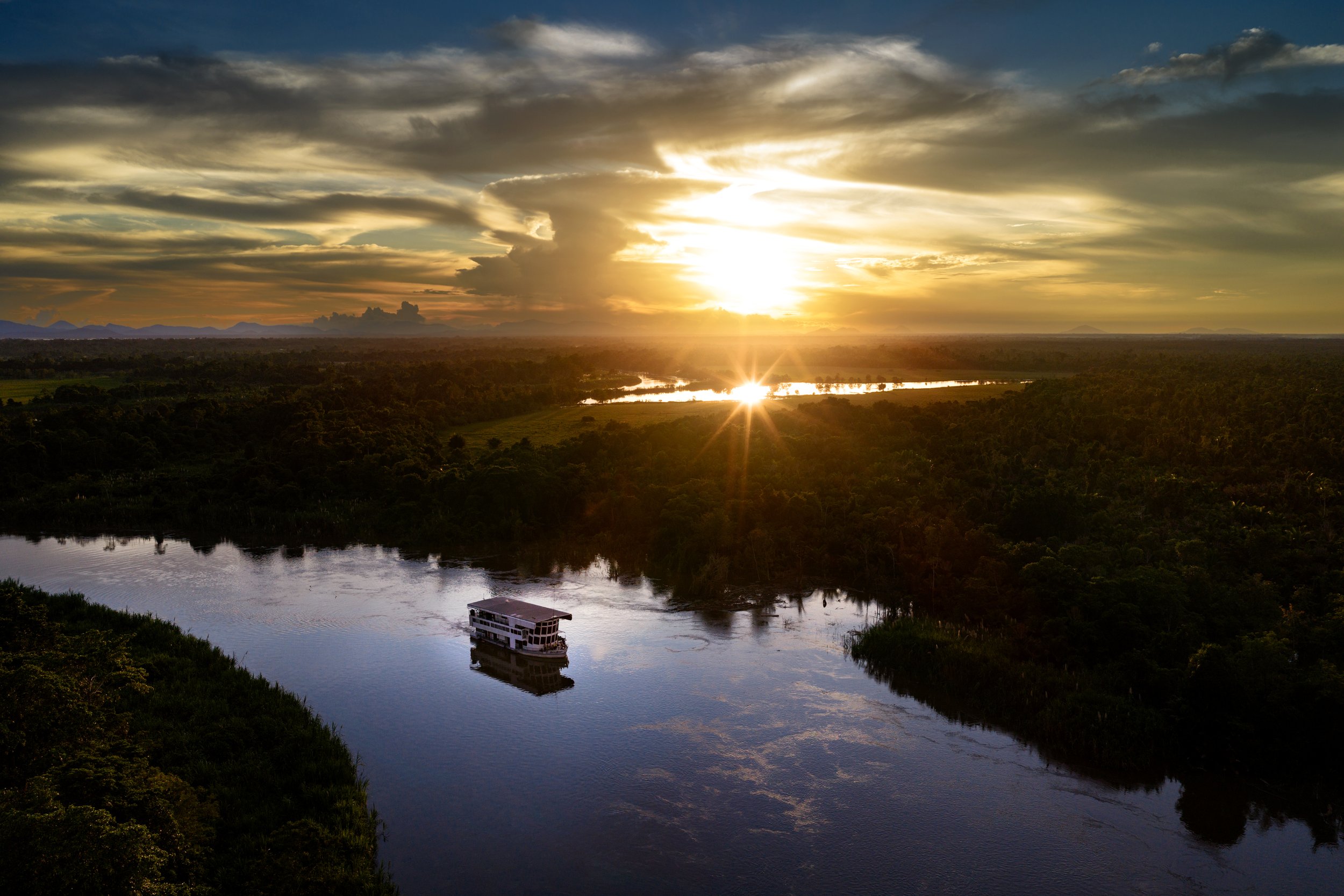 Luxury houseboat accommodation on a Papua New Guinea photography expedition