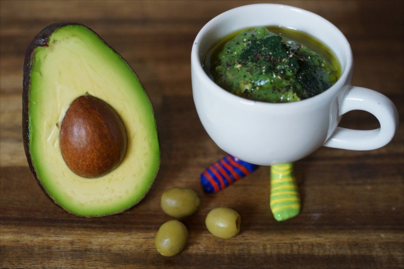 Cremiger Avocado-Aufstrich auf frischem Brot, serviert auf einem hellen Teller