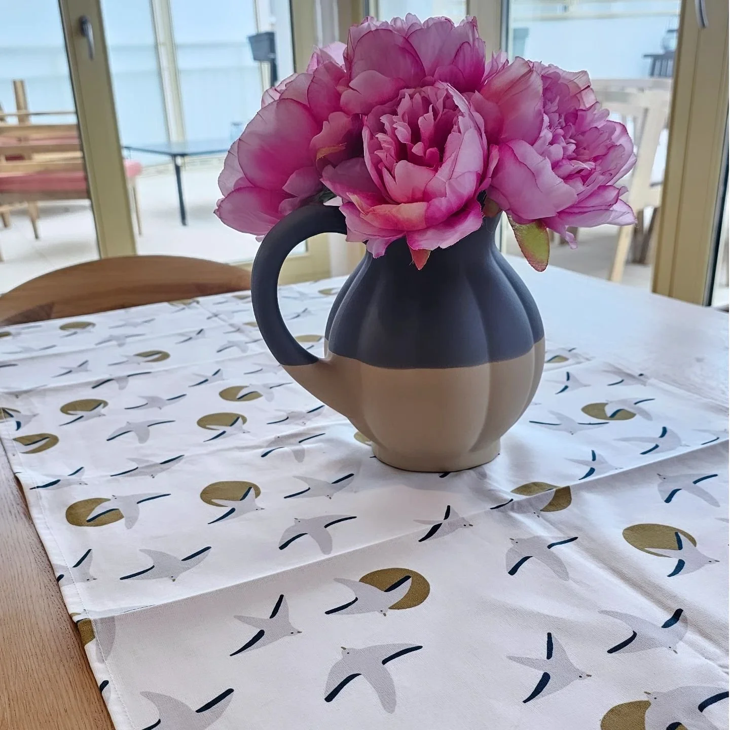 Un chemin de table @atelier_boem par @lisa_blain pour Sentier C&ocirc;tier, un vase @manufacturededigoin, de belles pivoines... Et le tour est jou&eacute; ! 🥰🌸
. 
. 
. 
#Breizh #Bretagne #BZH #BreizhMaBro #BZHPower #BretonPower #BretonnePower
#Gigi