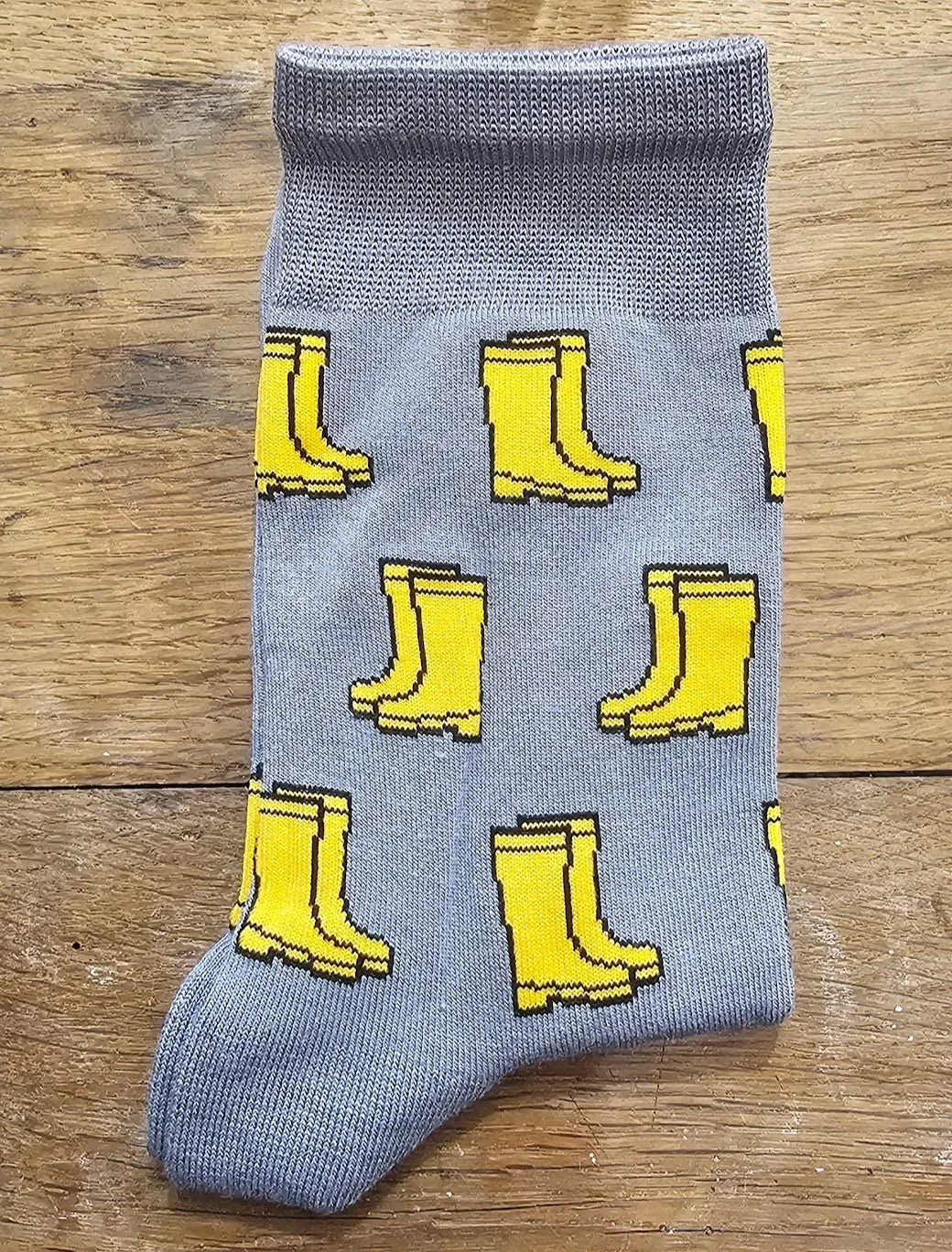 chausettes-bambon-bottes-jaunes-fond-gris-socks-appeal-sentier-cotier.jpg