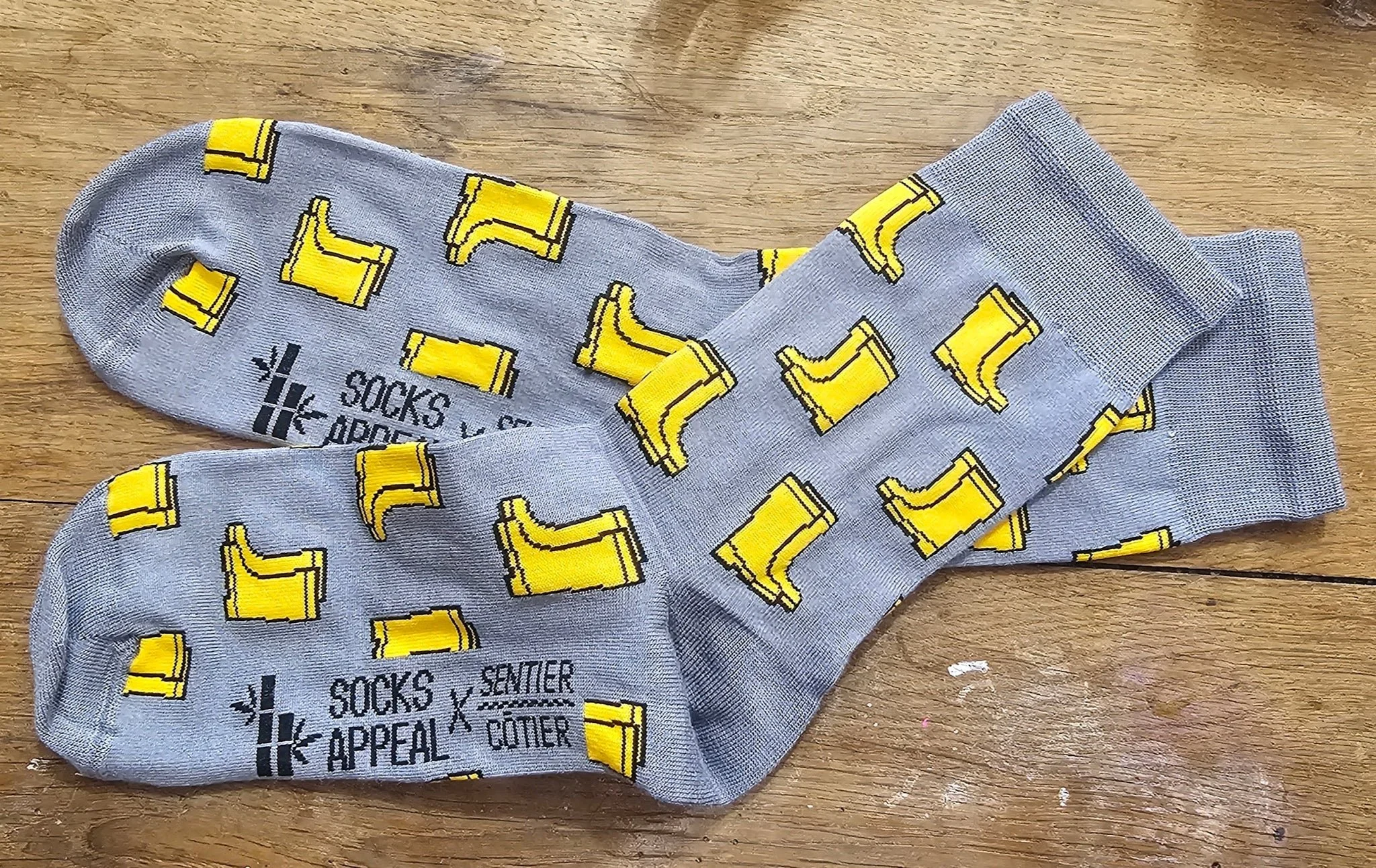 chausettes-bambon-bottes-jaunes-fond-gris-socks-appeal-sentier-cotier1.jpg