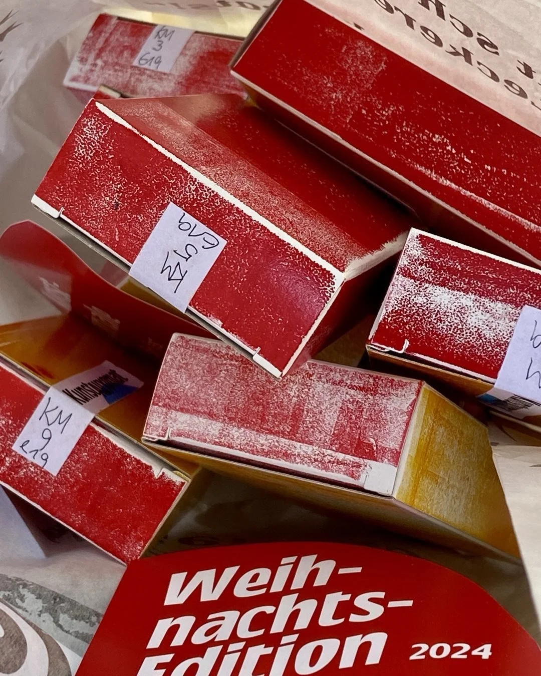 Ab heute gibt&lsquo;s die Weihnachtsedition &hellip; freut euch drauf! #kunstauxomat #kleinesformat #artaugsburg #frischefarbe #kunstzummitnehmen #stadtmarktaugsburg #kunstausaugsburg  #machdireinekleinefreude #kleinewerke