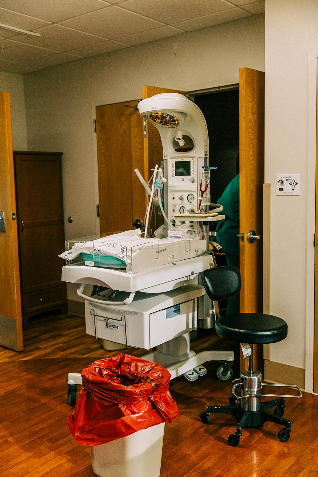  hospital birth hospital equipment waiting for baby hospital room nurses and doctors pregnancy contractions labor and delivery medicated birth anticipation for baby birth story birth photographer soon to be parents waiting grandparents early morning 