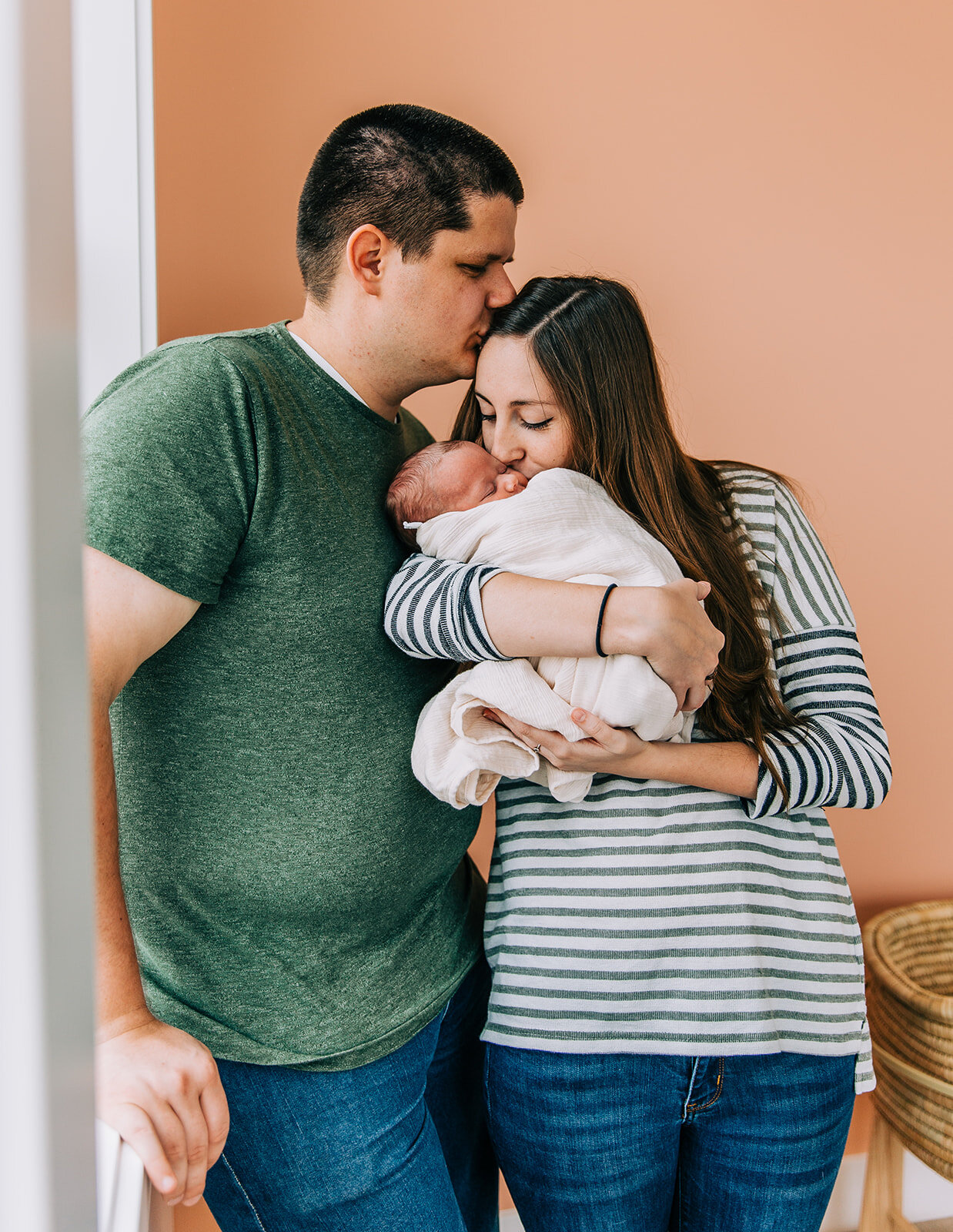  kissing pose inspiration baby kisses newborn photographers in cache valley professional photographers utah logan utah baby snuggles pose inspiration casual photo shoot inspo baby girl family of three fresh from heaven bella alder photography family 