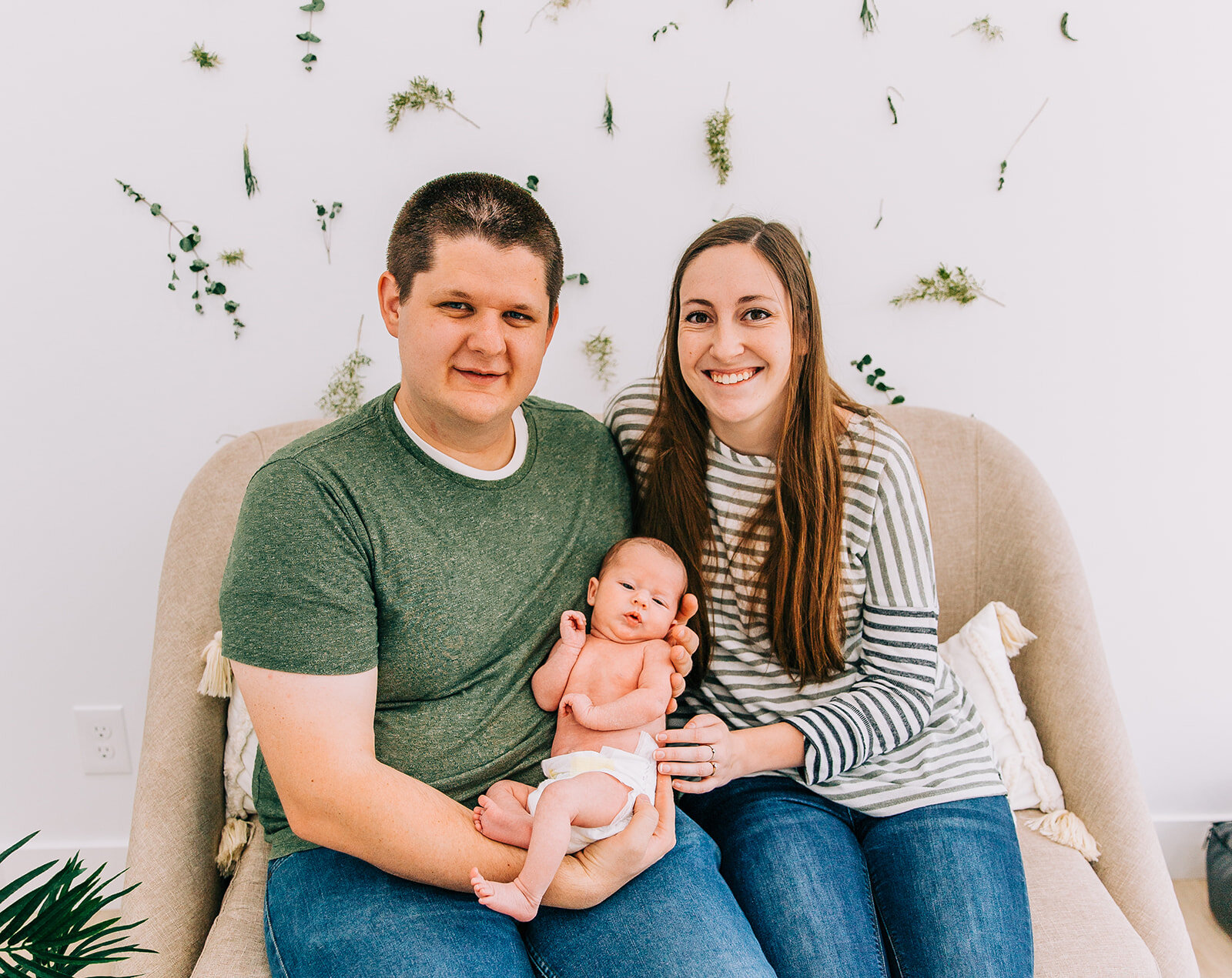  adorable baby pictures mom and dad cuddling baby newborn photo session professional photographers in cache valley logan utah family photographers bella alder photography baby cuddles chunky cheeks baby toes naked baby pose inspo mom and dad holding 