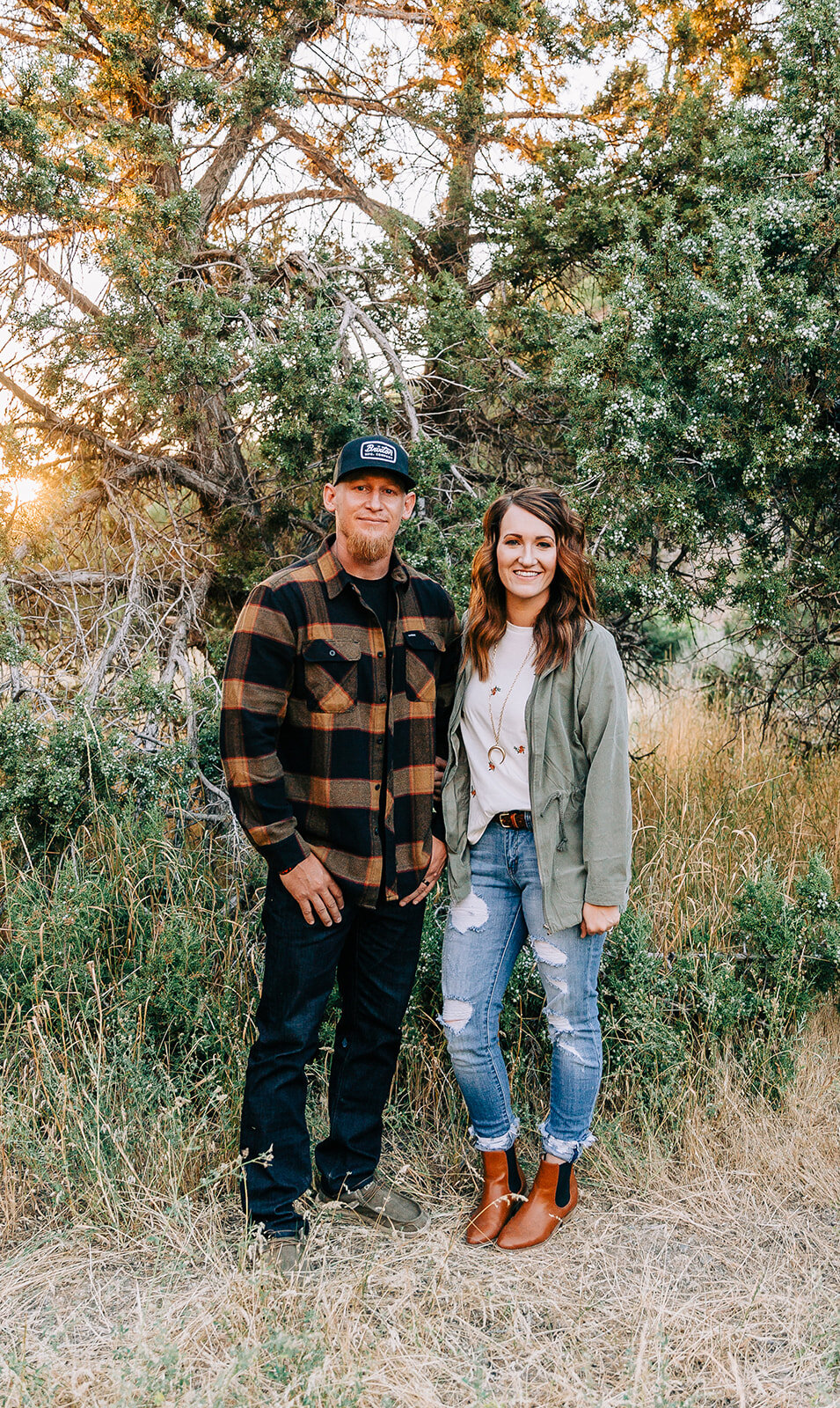  couples photography photoshoot for fashion clothing boutique the classic shop outfit inspiration men and women’s clothing line casual outfit styles plaid button-up with denim white tee with green cargo jacket and distressed jeans tremonton utah clot