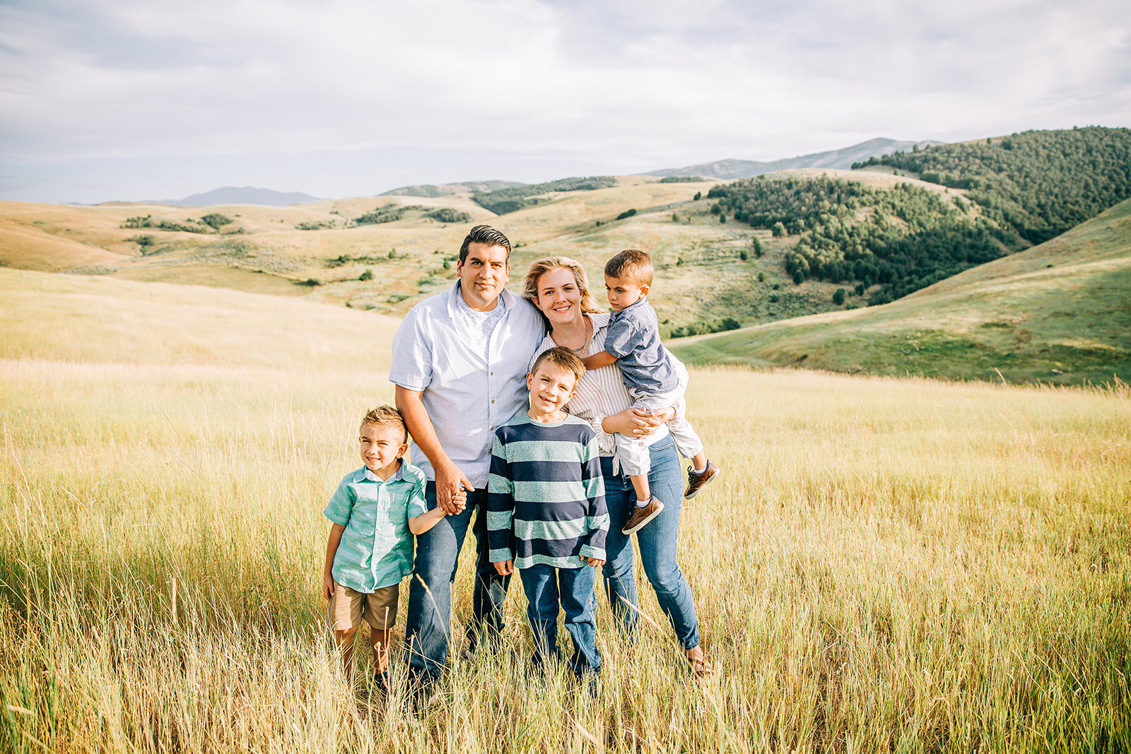 summertime shades of blue and mint color scheme for family pictures by bella alder photography professional family photographer in cache valley utah available for travel all over utah and beyond extended family pictures with a large family family of