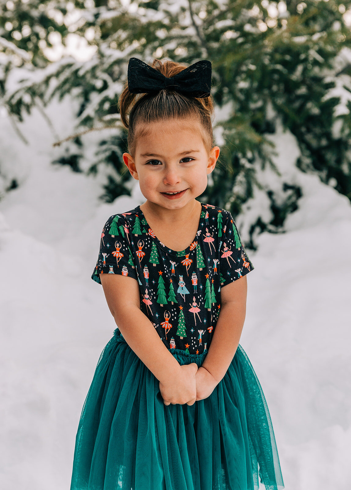  teal christmas tulle dress ponytail hairstyle ideas bow winter fashion family pictures daughters family picture styling inspiration family pose ideas winter photoshoot snowy pictures adams acres tree farm family photographers in utah professional fa