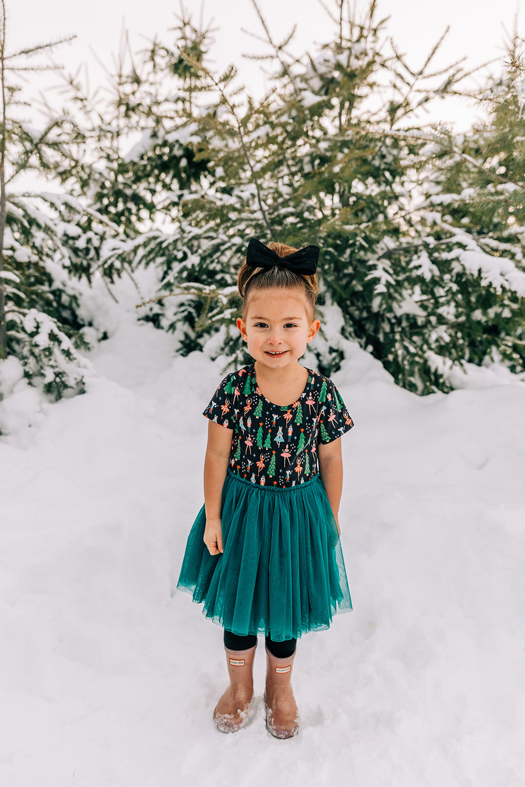  teal tulle dress hair bow and ponytail hairstyle inspo winter fashion family pictures daughters family picture styling inspiration family pose ideas winter photoshoot snowy pictures adams acres tree farm family photographers in utah professional fam