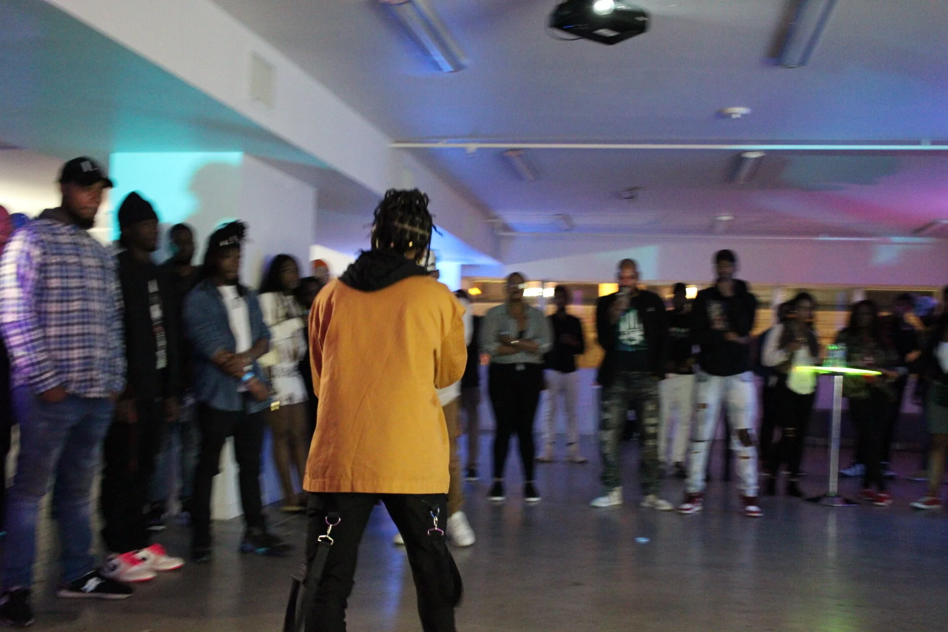 All eyes on xxbarlos while she rocking the crowd