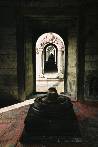 Annabel_Illingworth_Nepal_pashupatinath_minitemples.jpg