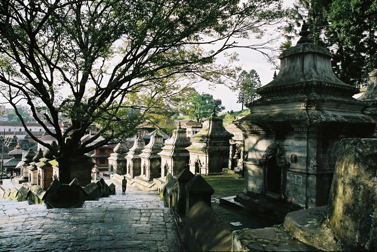 Annabel_Illingworth_Nepal_pashupatinath_path.jpg