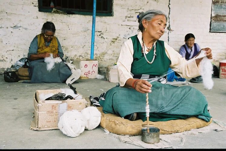 Annabel_Illingworth_Nepal_spinning_wool.jpg
