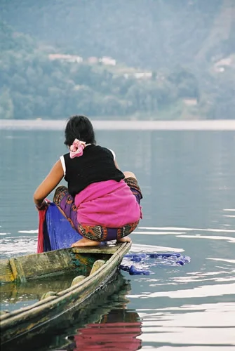 Annabel_Illingworth_Nepal_washing_clothes_pokhara_lake.jpg
