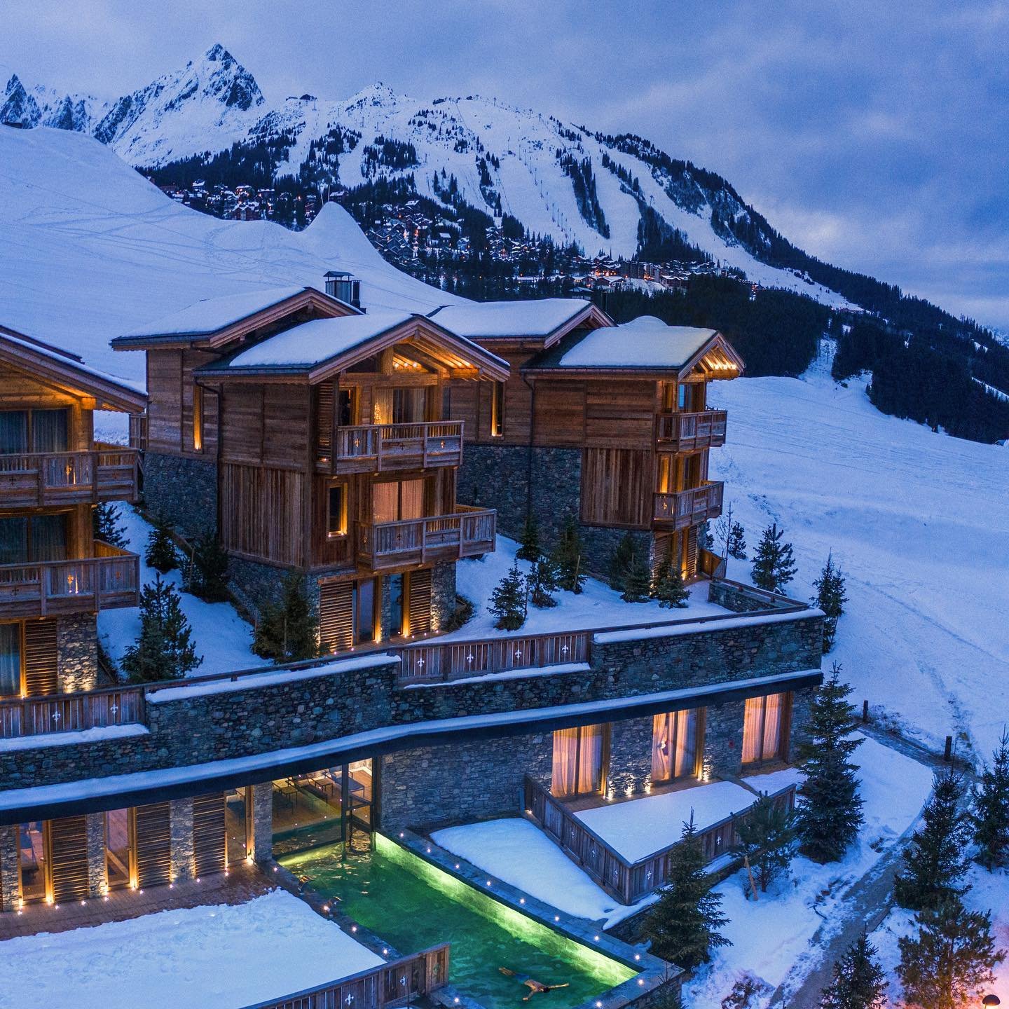 As French ski resorts prepare for the grand re-opening, it&rsquo;s heaven to be back in the Alps for an exclusive first look @ultimacourchevel. Throw in ski-in ski-out, fusion cuisine, stunning artwork from Bel Air Fine Art, warm wood panelling, a sp