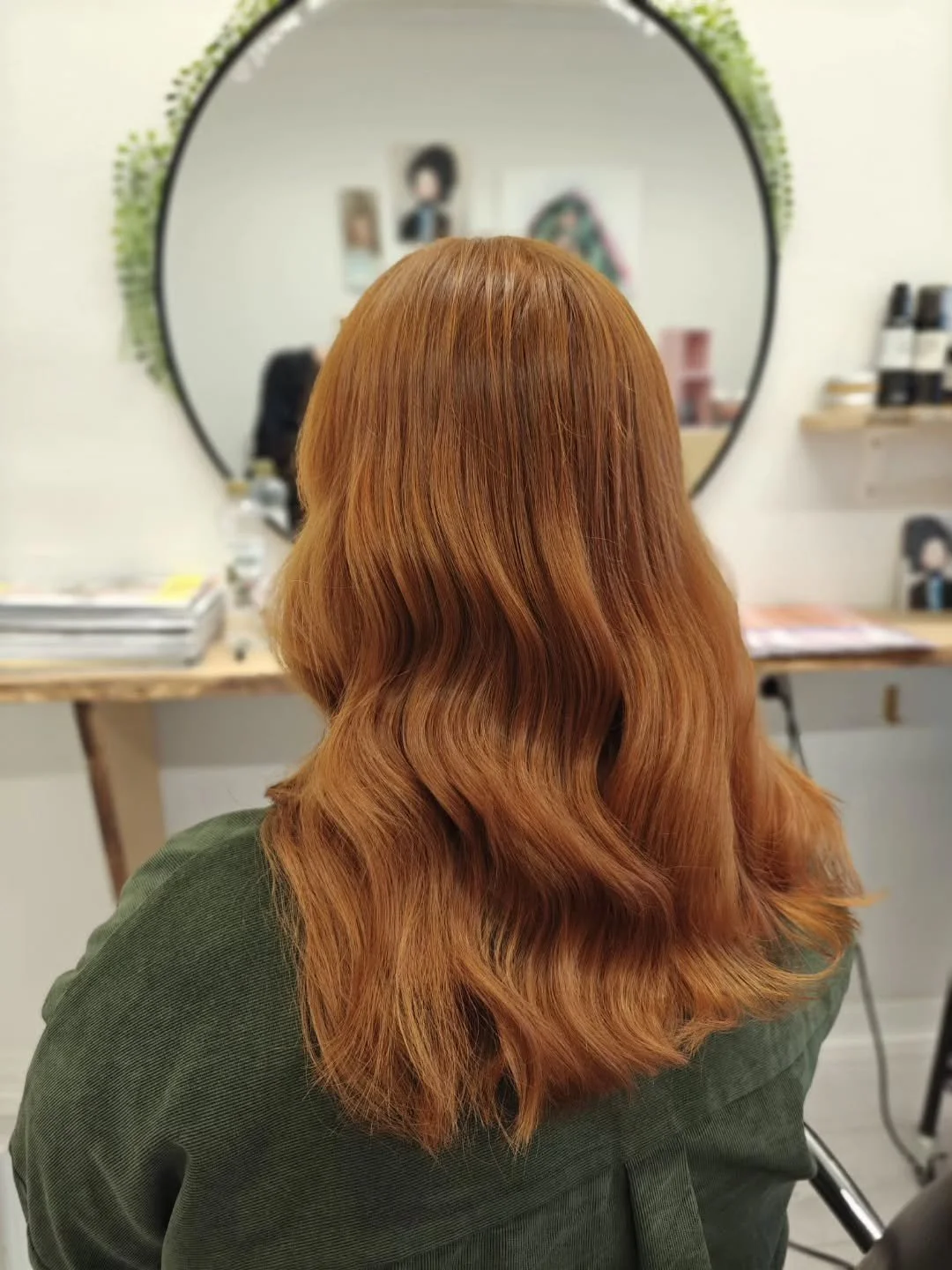 Syksy ja kuparin kasviv&auml;rin hehku 😍
Ensimm&auml;inen kasviv&auml;ri toi hiuksiin luonnollista l&auml;mp&ouml;&auml; ja upeaa syvyytt&auml;! 

💆🏻&zwj;♀️Minna @loruhair

🌿#kasviv&auml;ri 🌿#kasviv&auml;rj&auml;ys 🌿#ekokampaamo 🌿#luonnonkosme