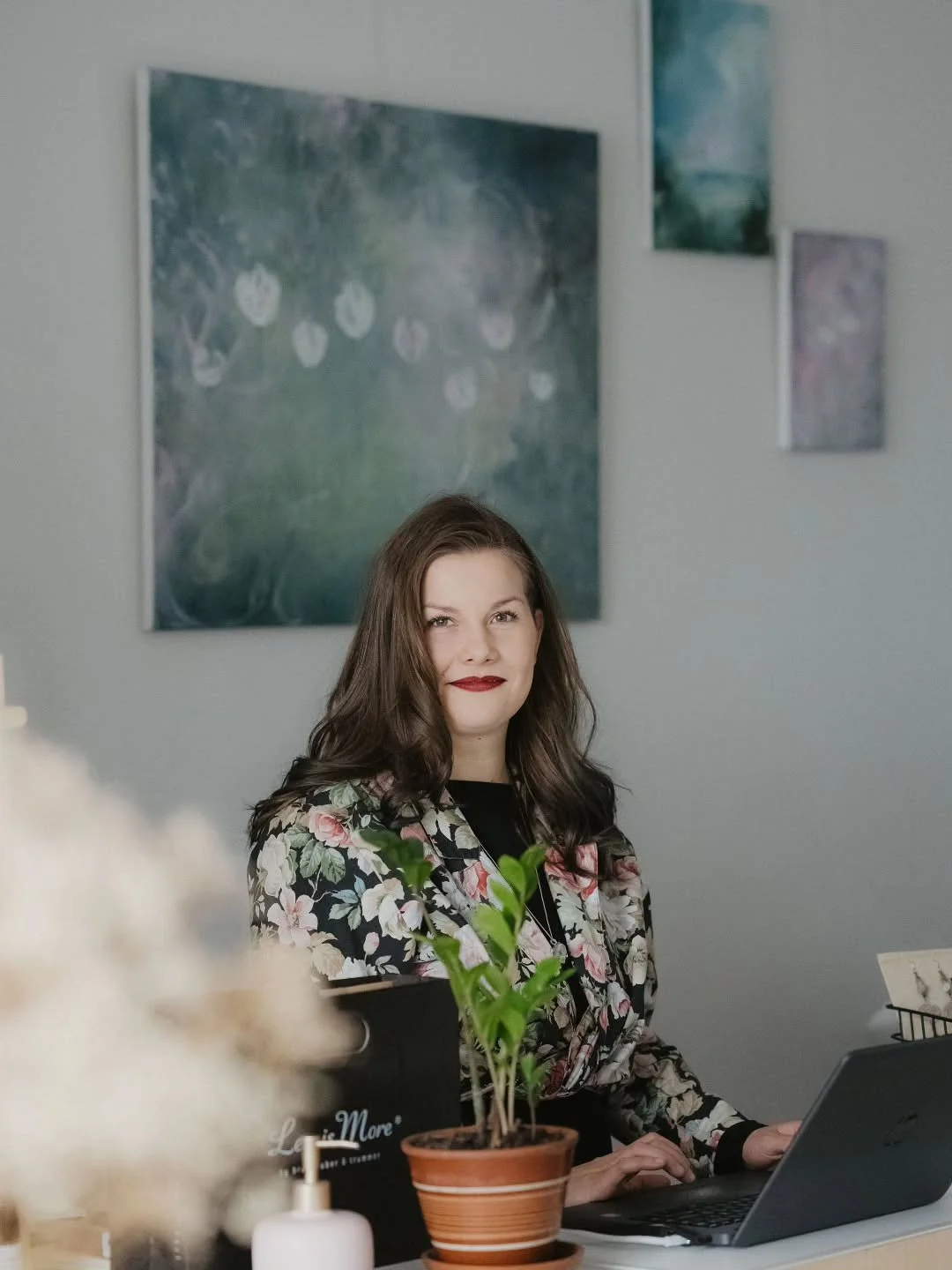 Meill&auml; on  L&auml;hteell&auml;  iloisia vauva uutisia 🩷 
Karoliinan terveiset asiakkaille: 

&quot;Ootko ajatellut tulla mun penkkiin l&auml;hiaikoina? Kannattaa tulla pian!

Meille on tulossa toivottavasti my&ouml;h&auml;inen joululahja🤰🩷 ja