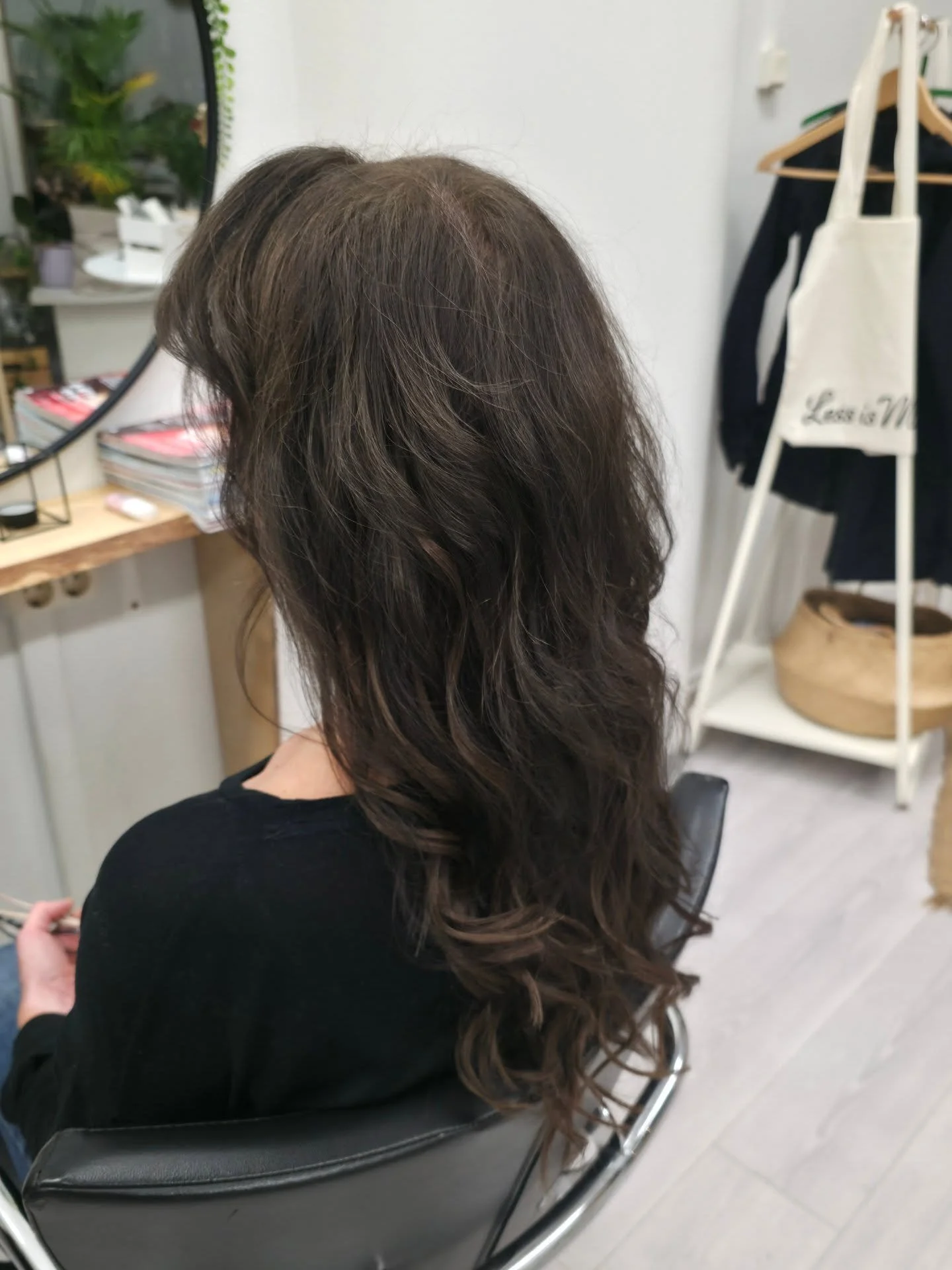 MAGO-hiustenpidennyksi&auml; l&ouml;ytyy eri mittaisina (30 cm / 40 cm / 50 cm), suorana tai kiharana sek&auml; monissa eri s&auml;vyiss&auml; 🩷 

T&auml;ss&auml; ty&ouml;ss&auml; asiakkaalle laitettiin 40 cm MAGO-hiusta, 2 punttia, tuomaan lis&auml