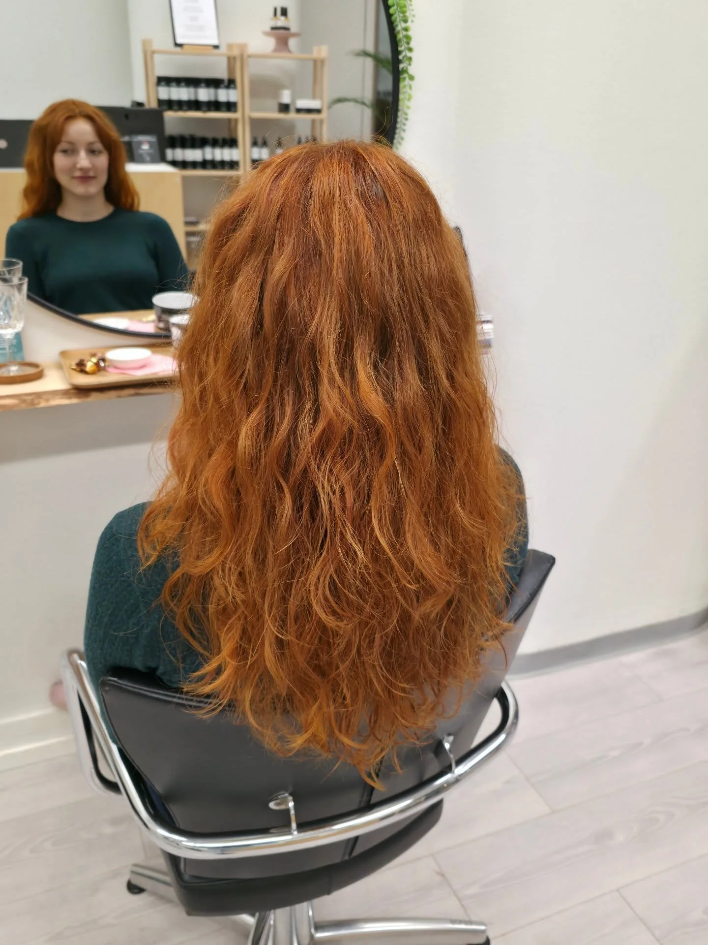 Kasviv&auml;ri&auml;, leikkausta ja luonnokiharan virkistyst&auml; softerin avulla. 
Olisko t&auml;m&auml; s&auml;vy se sun uuden alku? Nappaa aikasi ajanvarauksesta 📆

Ihanaa viikonloppua ❤️

Tekij&auml;n&auml; 💆🏻&zwj;♀️@teijajan

#ekokampaamol&a