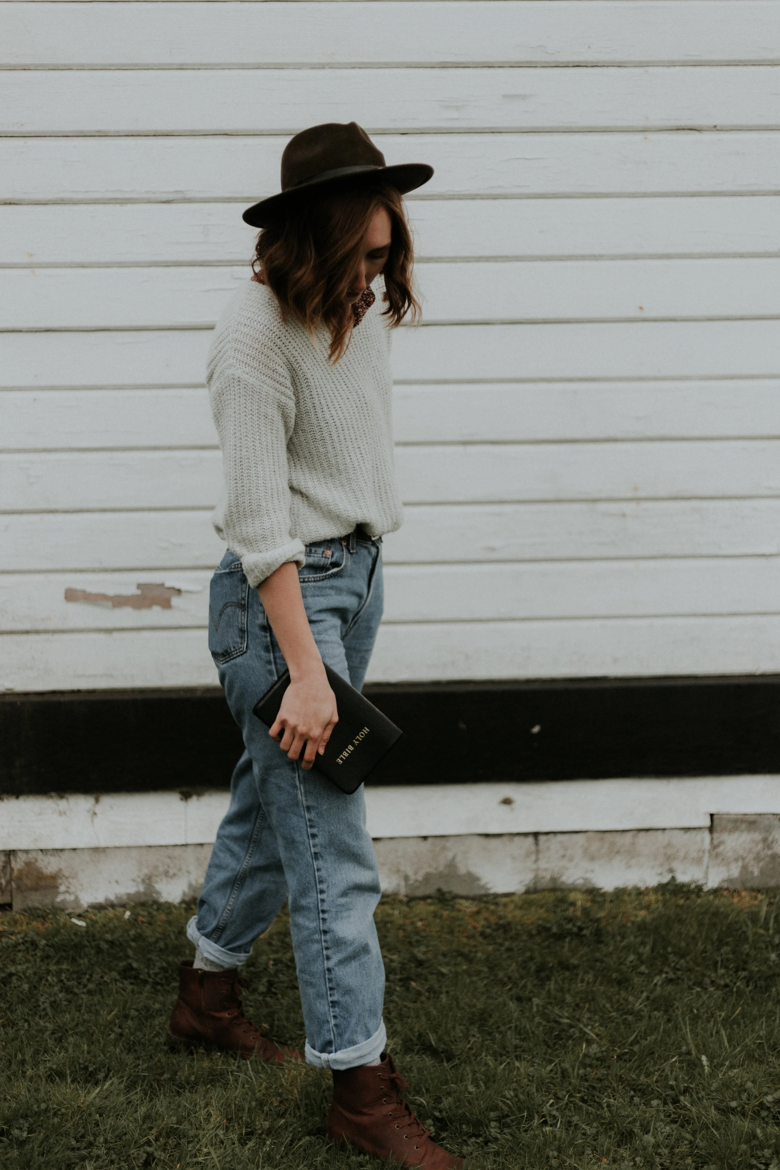Holli_priscilla-du-preez-XDi1urWBvSg-unsplash.jpg