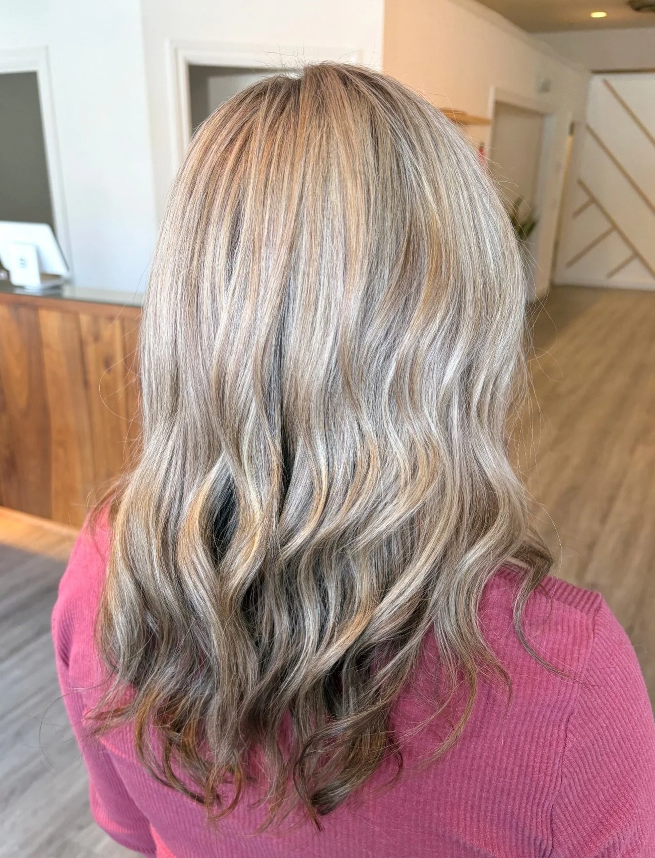 Elevated blonding. Teasy lights by Shana

Soft, dimensional teasy lights designed for natural movement. 🤍

Salon 27, New Milford, CT

Hairstylist: @shana.salon27