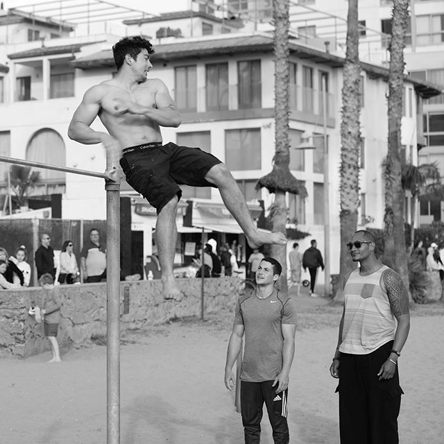 Life&rsquo;s a bit different in #california. 
#venicebeach #summer #streetphotography #blackandwhite #on #fitness #musclebeach #amazing_shots #sports #acrobatics