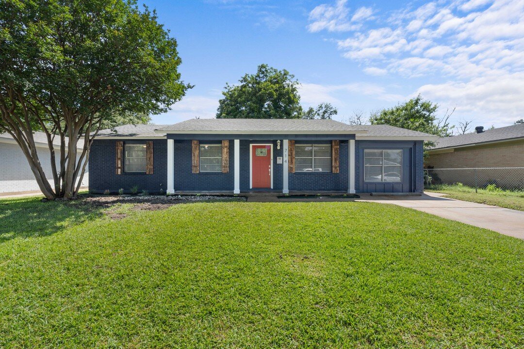 The blue paint on this home was total vibes for us! We had fun on this one. We love seeing homes with new life breathed into them!

📸 Lone Star Visuals

Photos 📸 
3D Tours 📺 
Videos 🎥 
Custom listing websites 🖥 
&amp; So much more all available 