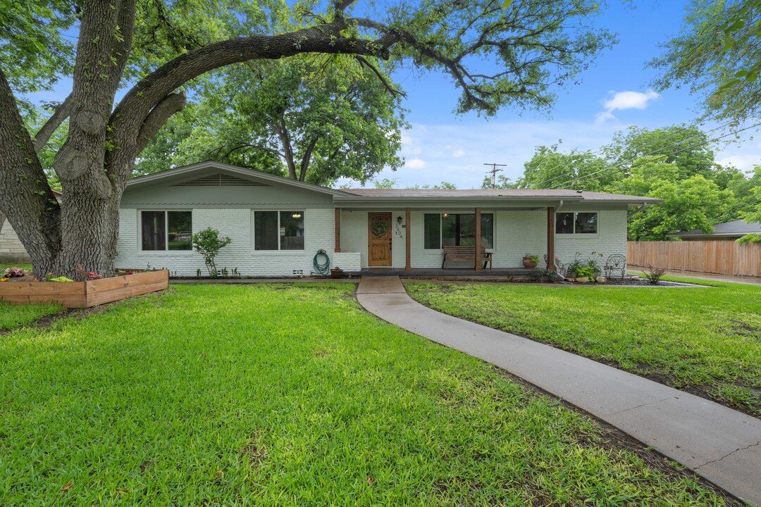 This beautiful Temple home was destined to move quick, and of course its already PENDING!

The layout of this one had so much to offer. Check out the floor plan we created for this home!

📸 Lone Star Visuals

Photos 📸 
3D Tours 📺 
Videos 🎥 
Custo