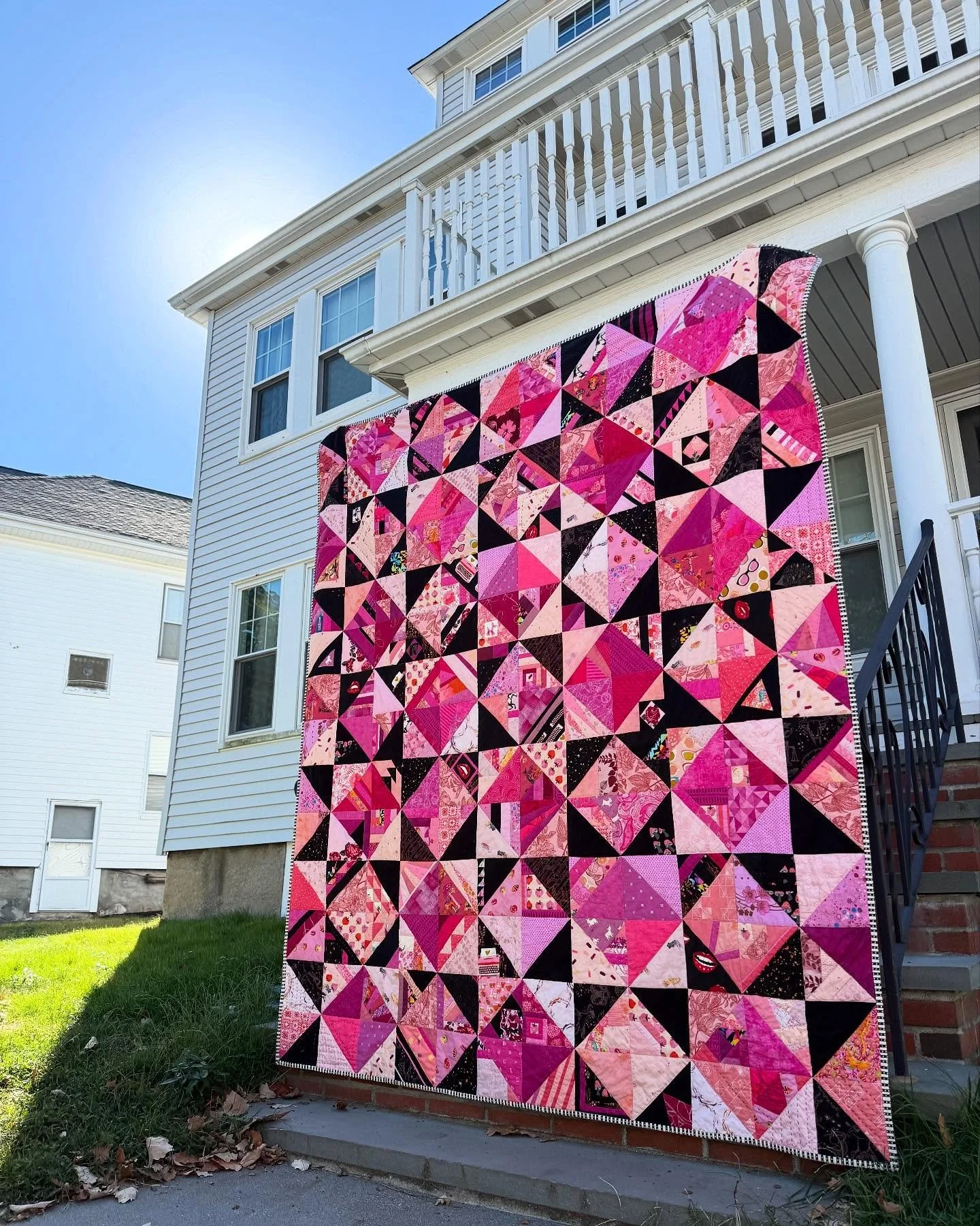 🫧 Bubblegum Goth Quilt 🫧

I made this for my girlfriend a few months back, and never took a finished photo! We&rsquo;re in Boston now, and I&rsquo;m taking the opportunity to snap a pic while it&rsquo;s so gorgeous outside. ☀️

Made with all scraps