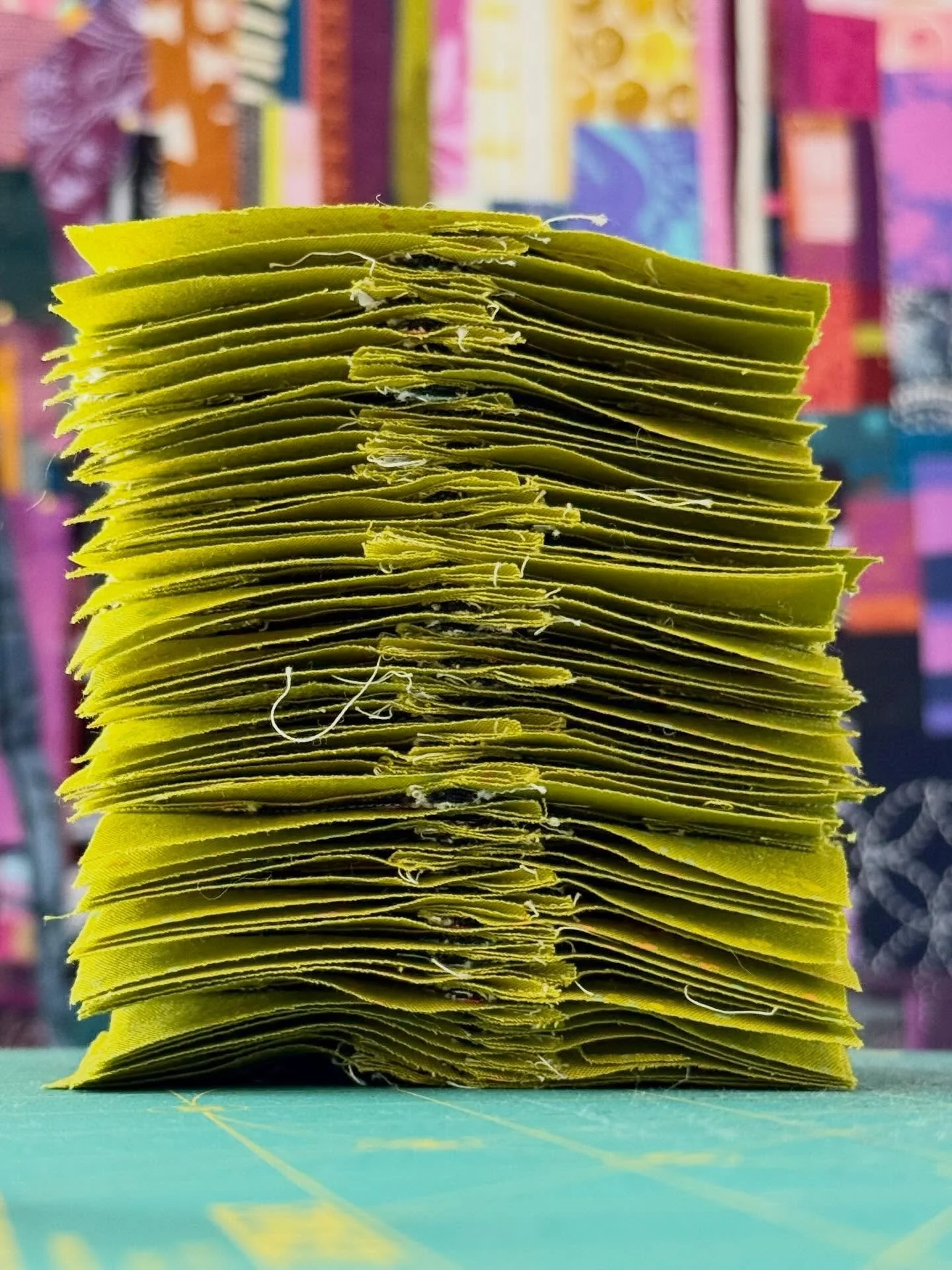 Pickle: a color family that I was once averse to, and now I can&rsquo;t get enough of

The way it glows ✨✨✨

#BaubleBlock
#foundationpaperpiecing 
#quilting
#sewing
#modernquilting