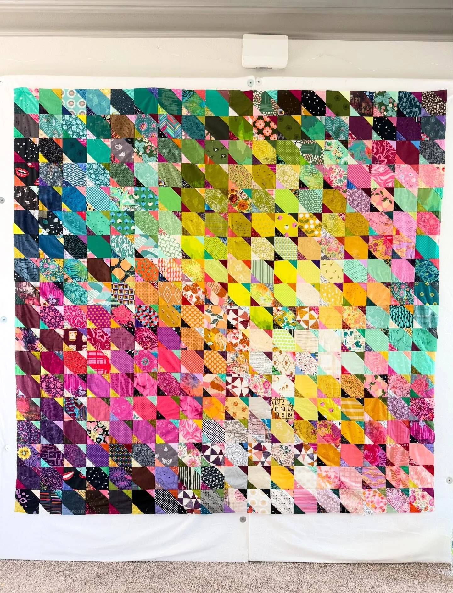 Scrappy Color Flow quilt top I made while teaching at @sewtopia ✨ 

My plan is to add lots of hand quilting to this one, to be a comfy couch quilt.
