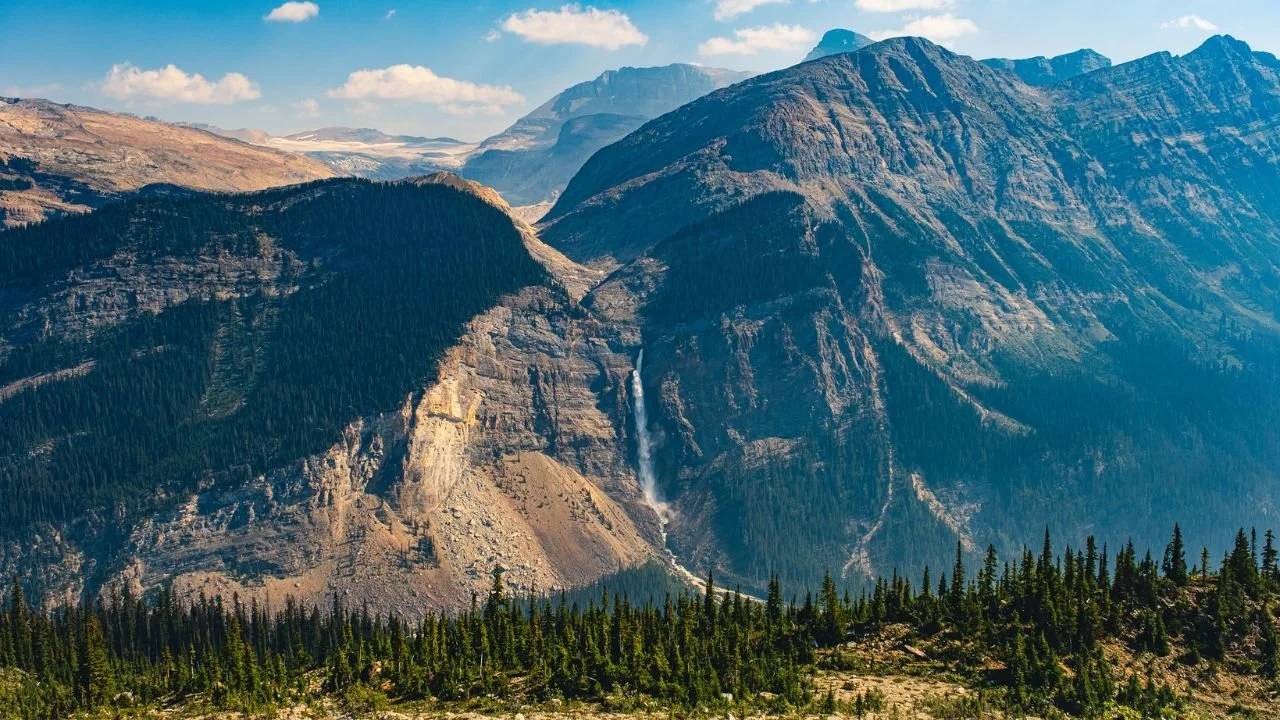 Takakkaw Falls Hike 2026: Private Summer &amp; Winter Adventure Guide&nbsp;