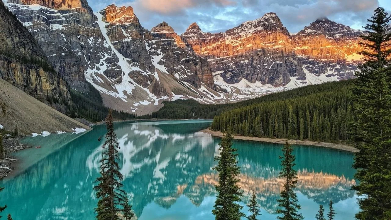 A mesmerizing view of Moraine Lake sunrise.
