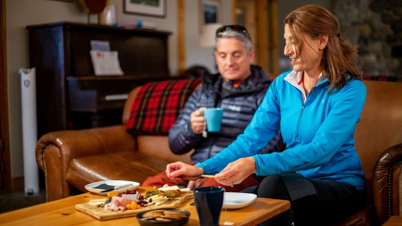 Travellers eating in a cozy setting in the Guided tours