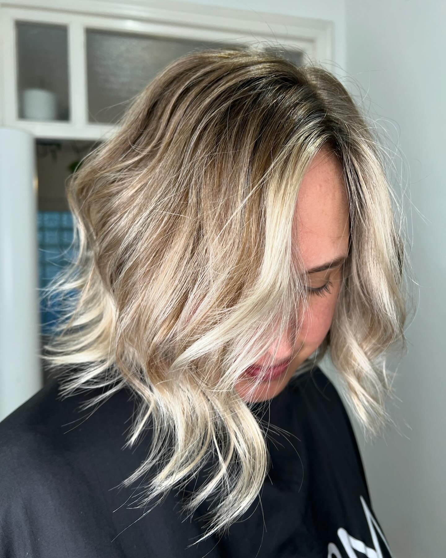 Popping high contrast face frame on short hair is a must have hair accessory ✨🫶🏻💫

Stylist 👉🏻 Elle

Colour 👉🏻 @originalmineral 

Products 👉🏻 @originalmineral 

#blonde #blondehair #adelaideblonde  #adelaidehairdresser #fleurieublondes #fleur