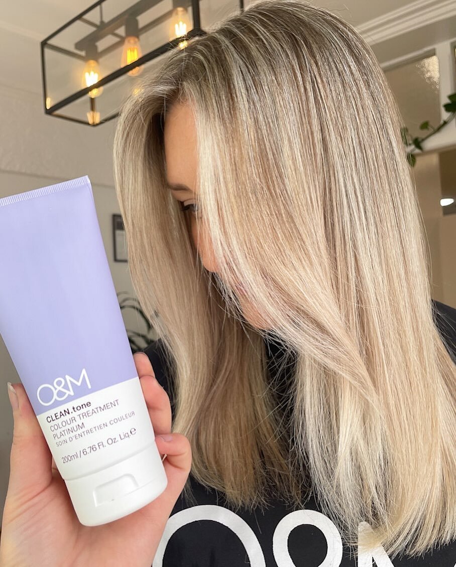 @originalmineral platinum mask at your service ✌🏻 this new hair bestie has got to be the best clean blonde toner for the ultimate blonde pick me up. Pale violet tones enough to keep the gold at bay without the overtones 💫 we LOVE

#originalmineral 