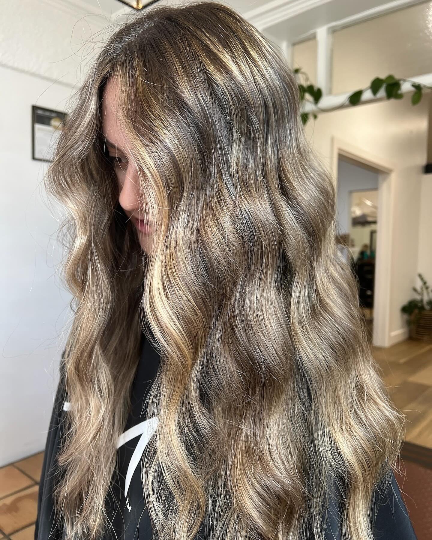 Oh me oh my 😍 this is what you get when you sit down with @taryn_jadshairdressers for the works 👌🏼 hair level up in one appointment has us all swooning, even all this hair can't fit in the insta frame its so long and lush 😂 

Service 👉🏻 full he