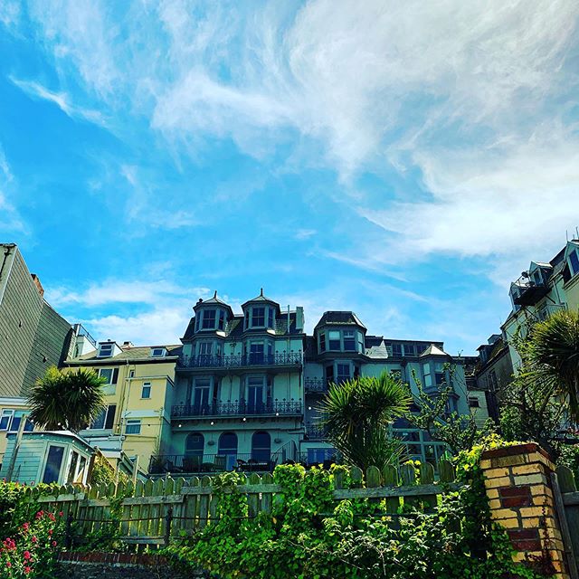 Did you know that when you come and stay we have parking for six cars. The view of The Habit from the car park in the sunshine isn&rsquo;t bad too! 🚗🚙🚖🚘
#partyhouse #family #friends #ilfracombe #seaside #devon