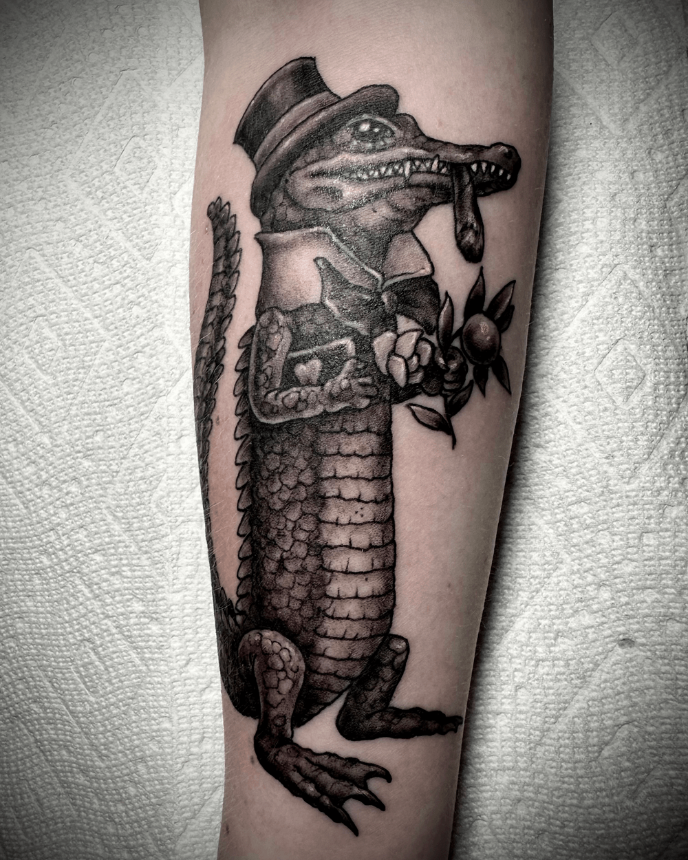 Aligator-in-a-top-hat,-smoking-a-cigar,-holding-flowers.png